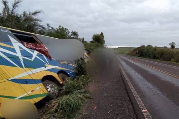 Segundo a PRF, veículo saiu da pista no km 388 da rodovia, em Dilermando de Aguiar