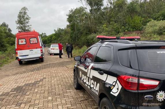 Cadáver, que tinha escoriações, foi encontrado por populares por volta do meio-dia desta quinta-feira