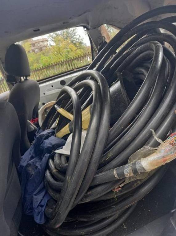 Homens de 26 e 35 anos foram flagrados com 170 quilos de fios de cobre