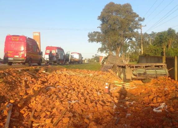 O veículo que ele dirigia saiu da pista e tombou às margens da rodovia.