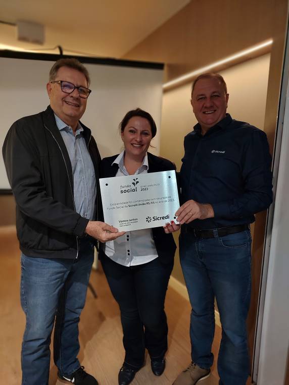 A entrega do Fundo Social 2023, aconteceu em uma reunião de relacionamento na Agência Sicredi Vida & Saúde.