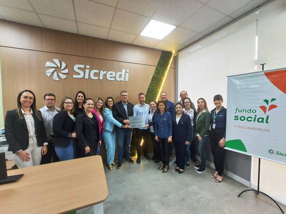 A entrega do Fundo Social 2023, aconteceu em uma reunião de relacionamento na Agência Sicredi Vida & Saúde.