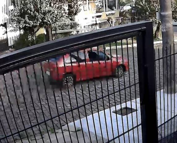 O condutor do Gol não parou para prestar socorro e saiu do local sem ser identificado.