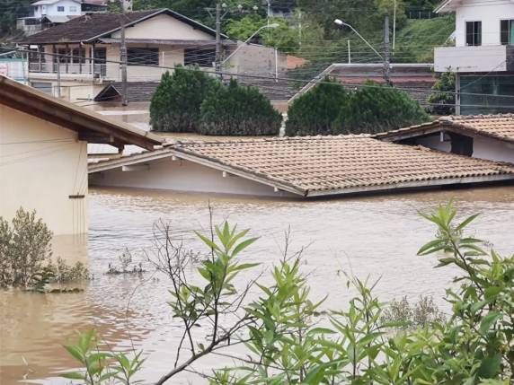 Chuva dá trégua, mas cidade de SC segue com casas submersas em enchente - foto 2
