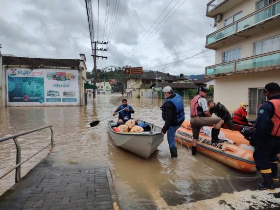 Chuva dá trégua, mas cidade de SC segue com casas submersas em enchente - foto 3