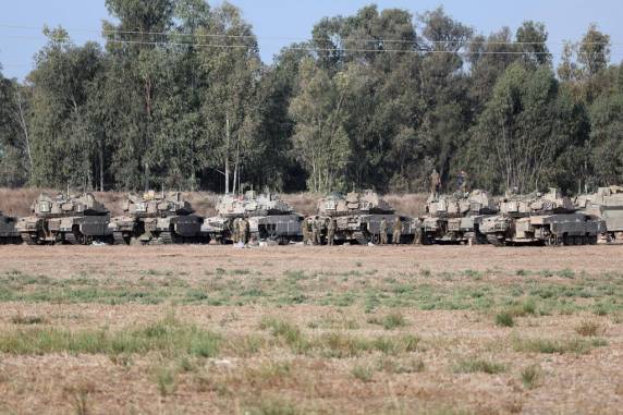 Tanques israelenses já estão posicionados perto da fronteira com Gaza - foto 2