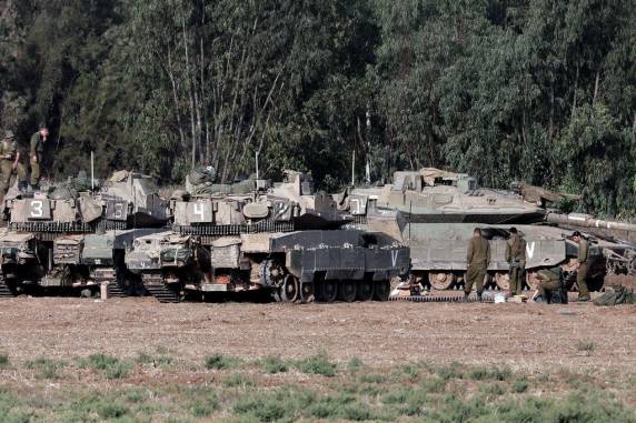 Tanques israelenses já estão posicionados perto da fronteira com Gaza - foto 3