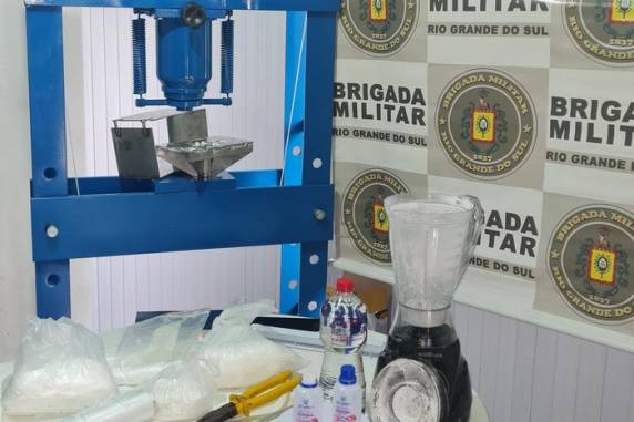 No local havia uma prensa hidráulica industrial utilizada para misturar o entorpecente