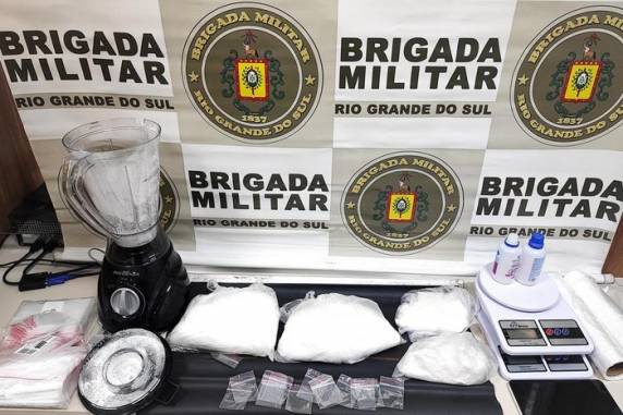 No local havia uma prensa hidráulica industrial utilizada para misturar o entorpecente