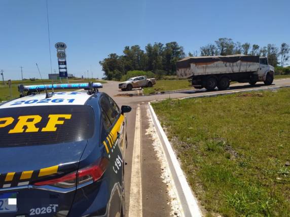 O caminhão, com placas de Santo Augusto, era conduzido por um homem de 51 anos, morador de Santo Augusto, que não teve ferimentos.