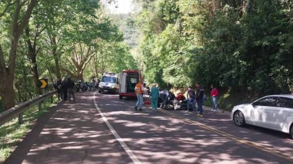 Segundo informações da Polícia Rodoviária Federal (PRF), a colisão ocorreu na altura do km213.6.