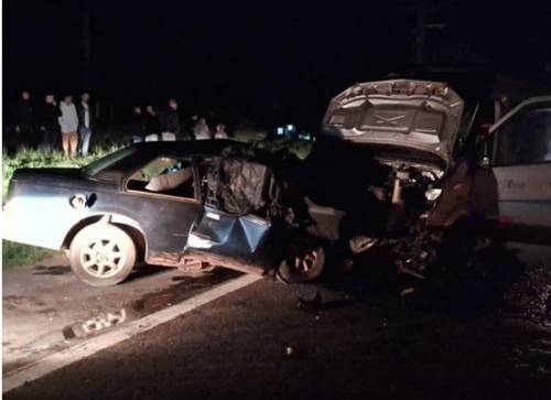 Conforme a PRF, dois homens que estavam a bordo do automóvel, um Monza, morreram no local.