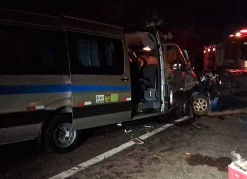 Conforme a PRF, dois homens que estavam a bordo do automóvel, um Monza, morreram no local.