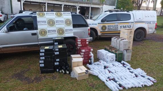 Após trabalho de monitoramento do setor de inteligência da Brigada Militar, as autoridades abordaram o veículo GM Blazer de cor prata, constatando que o condutor transportava 381 garrafas de vinhos de origem estrangeira.