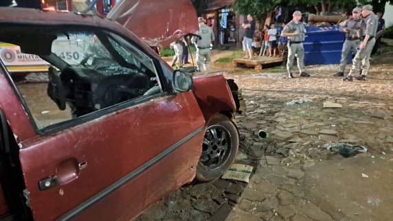 Motorista fica ferido após bater veículo em contêiner, em Ijuí - foto 2