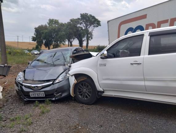 Do acidente saiu ferido, sem maiores gravidades, o motorista do Honda, que estava sozinho. Na camionete havia um casal, que saiu ileso.