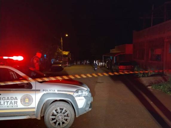 Segundo testemunhas, a vítima conversava com um parente, quando um homem chegou por trás, encostou a arma na sua cabeça e fez os disparos.