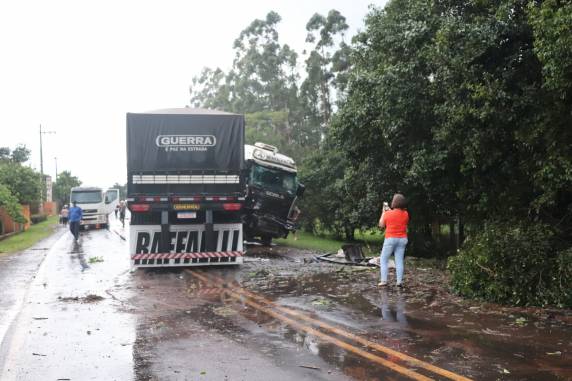Condutor e único ocupante da carreta não se feriu