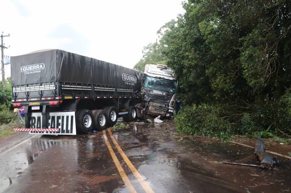 Condutor e único ocupante da carreta não se feriu