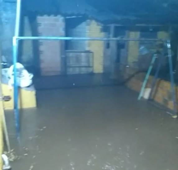 Casa de idosa fica alagada após chuva com vento, no bairro Glória em Três de Maio - foto 2