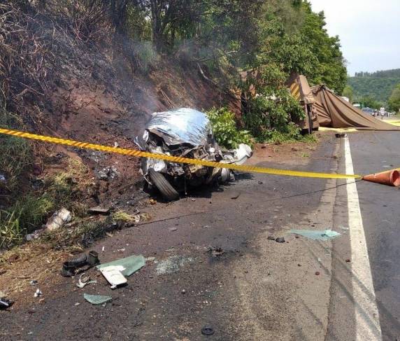 Automóvel pegou fogo no acidente e veículo de carga tombou na estrada, causando bloqueio da pista