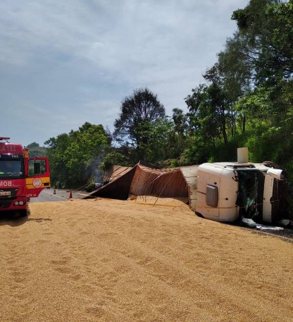 Automóvel pegou fogo no acidente e veículo de carga tombou na estrada, causando bloqueio da pista