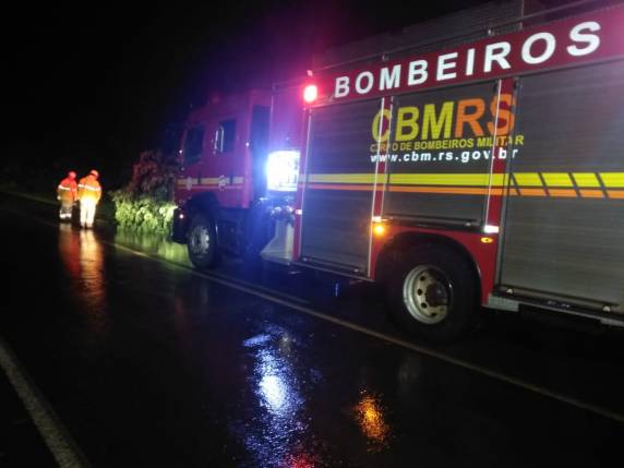 Corpo de Bombeiros de Três de Maio recebeu vários chamados durante o vendaval - foto 5