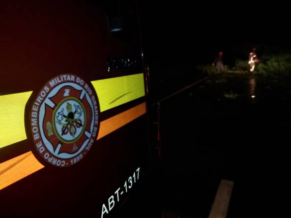 Corpo de Bombeiros de Três de Maio recebeu vários chamados durante o vendaval - foto 3