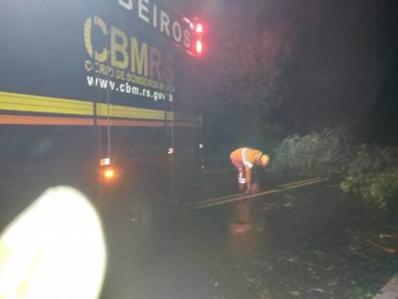 Corpo de Bombeiros de Três de Maio recebeu vários chamados durante o vendaval - foto 8