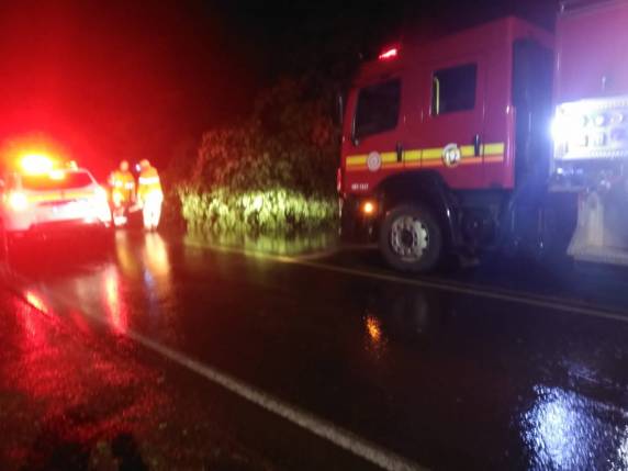 Corpo de Bombeiros de Três de Maio recebeu vários chamados durante o vendaval - foto 6