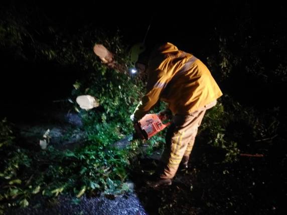 Corpo de Bombeiros de Três de Maio recebeu vários chamados durante o vendaval - foto 4