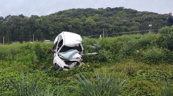 Um veículo GM/Celta de Garibaldi acabou colidindo com uma carreta Scania emplacado em Sarandi.