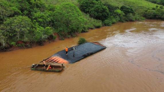Os Bombeiros de Erechim e Piratuba foram acionados para prestar apoio na ocorrência. A balsa estava a deriva no lago, seguindo sentido a Itá.
