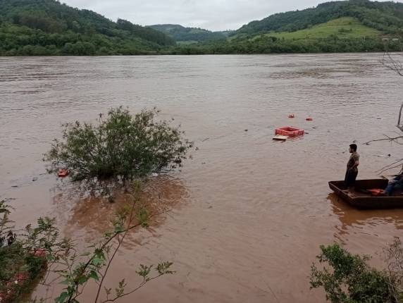 Os Bombeiros de Erechim e Piratuba foram acionados para prestar apoio na ocorrência. A balsa estava a deriva no lago, seguindo sentido a Itá.