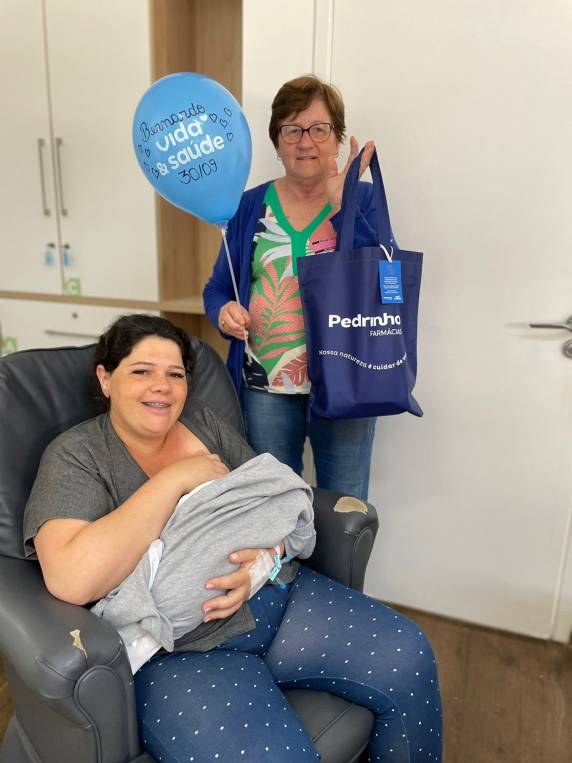 Cada kit conta com materiais de higiene e um boneco da Pedrinho.