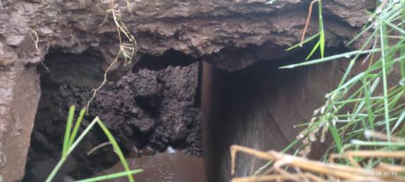 O grande volume de água fez desmoronar parte do barranco na lateral de uma ponte, e o trânsito está interrompido no local