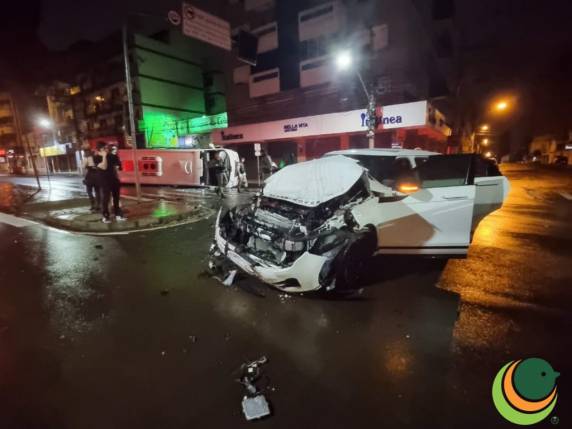 Imagens das câmeras de monitoramento mostram o exato momento da colisão.