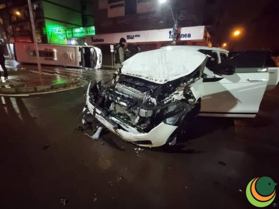 Micro-ônibus tomba após ter a frente invadida por caminhonete no Centro de Passo Fundo - foto 3