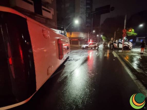Micro-ônibus tomba após ter a frente invadida por caminhonete no Centro de Passo Fundo - foto 2