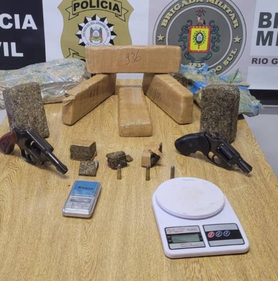 O indivíduo de 27 anos, foi preso no bairro Guaíra e estava de posse de um revólver que foi roubado durante assalto em uma residência em Três de Maio