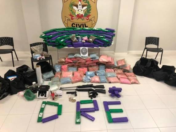 Droga foi encontrada em Palhoça, na Grande Florianópolis. Quatro homens foram presos.