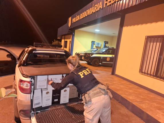 Durante uma operação de combate ao crime, os policiais abordaram um caminhonete Strada, com placas de Ituporanga-SC.