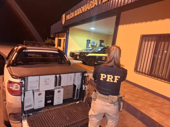 Durante uma operação de combate ao crime, os policiais abordaram um caminhonete Strada, com placas de Ituporanga-SC.