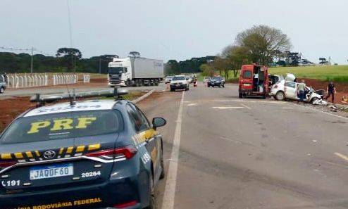 O motorista do carro, de 35 anos, morreu no local. O caminhoneiro, de 40 anos, não se feriu.