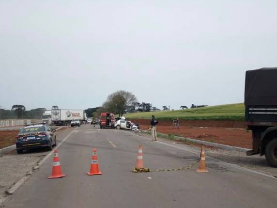 O motorista do carro, de 35 anos, morreu no local. O caminhoneiro, de 40 anos, não se feriu.