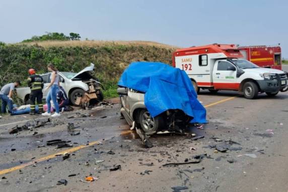 Informações iniciais dão conta de uma colisão frontal entre dois veículos, uma S10 com placas de Giruá, e uma Ecosport de Santa Rosa.