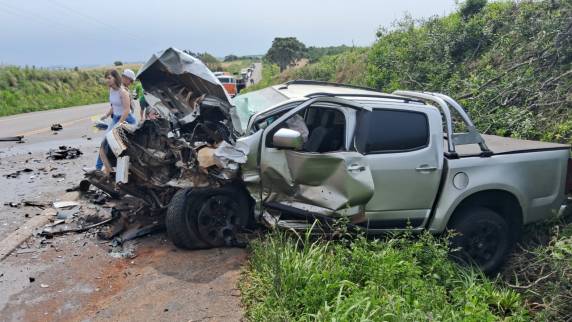 Informações iniciais dão conta de uma colisão frontal entre dois veículos, uma S10 com placas de Giruá, e uma Ecosport de Santa Rosa.