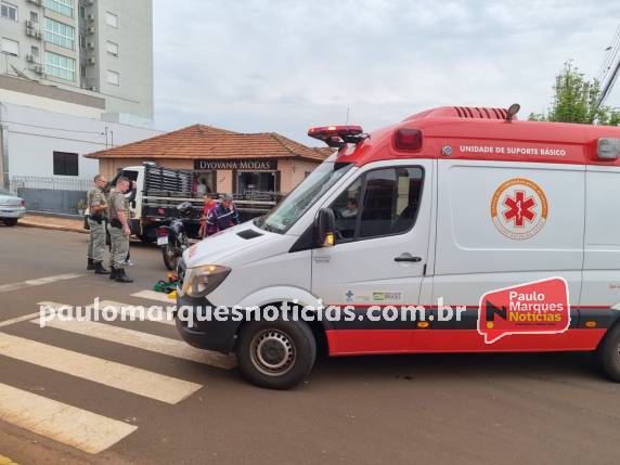 O homem e a mulher caminhavam sobre uma faixa de segurança quando foram colhidos por uma Motocicleta
