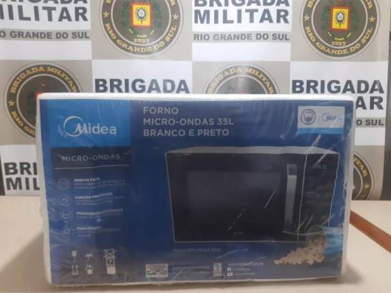 O micro-ondas avaliado em R$ 700,00, foi localizado escondido em meio a tubos de concreto nos fundos da prefeitura.