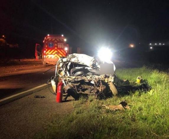 Veículo que vítima conduzia ficou completamente destruído após acidente.